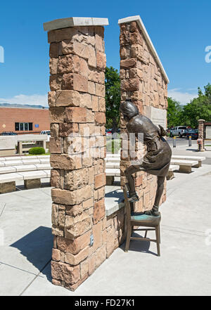 Idaho Boise, Idaho Anne Frank Diritti umani Memorial, dimensione di vita scultura in bronzo di Frank diario di contenimento Foto Stock