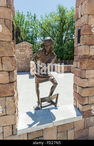 Idaho Boise, Idaho Anne Frank Diritti umani Memorial, dimensione di vita scultura in bronzo di Frank diario di contenimento Foto Stock