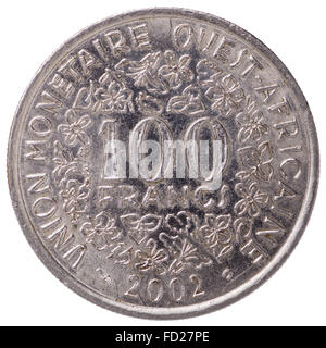 100 West African franchi CFA coin, 2002, indietro, isolati su sfondo bianco Foto Stock