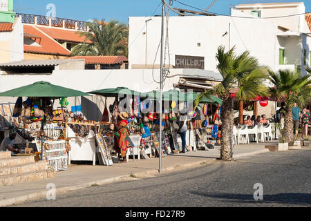 Vista orizzontale di una tipica strada in Sal sul Capo Verde. Foto Stock