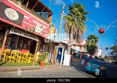 Vista orizzontale di una tipica strada in Sal sul Capo Verde. Foto Stock