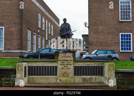 TUNBRIDGE WELLS, Regno Unito - 26 gennaio: Anteriore shot di bronzo War Memorial raffigurante soldato holding fucile. Gennaio 26, 2016 in Tunbrid Foto Stock
