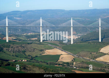 Vista del viadotto di Millau, il più alto del cavo alloggiato a ponte al di sopra della valle del Tarn in Francia Foto Stock