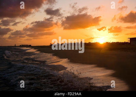 Vista orizzontale della sunsetting su Praia de Santa Maria in Capo Verde. Foto Stock