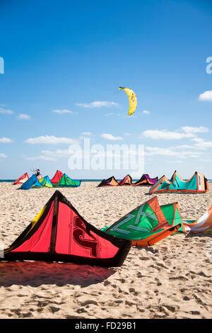 Vista verticale del kite surfers tettoie littering la spiaggia di Capo Verde. Foto Stock