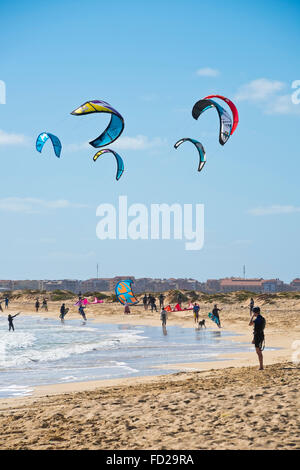 Vista verticale del kite surfers in Capo Verde. Foto Stock