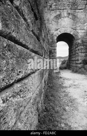 Città di pietra a parete e Porta Rosa portale in storiche rovine di Velia, ex Elea greco scuola di filosofia, Cilento,Italia Foto Stock