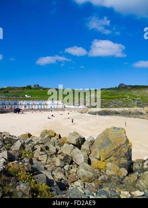 Porthgwidden Beach & l'isola o St Ives testa in background, St Ives Town, Cornwall, Inghilterra, Regno Unito in estate Foto Stock