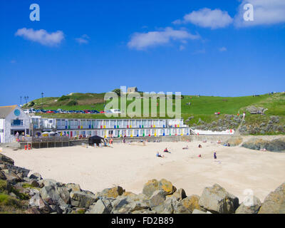 Porthgwidden Beach & l'isola o St Ives testa in background, St Ives Town, Cornwall, Inghilterra, Regno Unito in estate Foto Stock