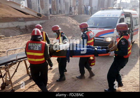 Salvataggio 1122 volontari partecipano in esercitazioni di emergenza per testare la loro capacità di combattere qualsiasi miss-eventualità tenutosi a Khawaja Muhammad Safdar Medical College di Sialkot Mercoledì, 27 gennaio 2016. Foto Stock