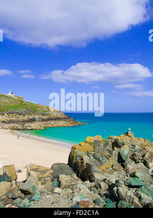 Porthgwidden Beach & l'isola o St Ives testa in background, St Ives Town, Cornwall, Inghilterra, Regno Unito in estate Foto Stock