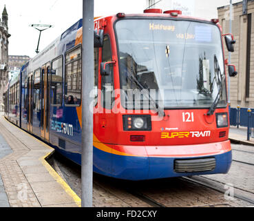 Super Tram nel centro della città di Sheffield Foto Stock