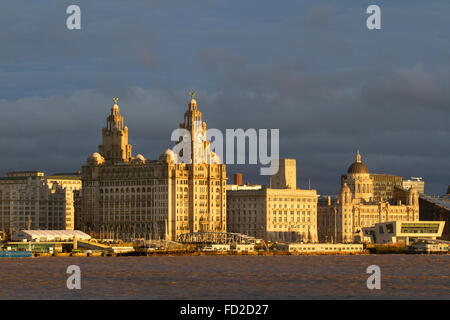 L'area di Liverpool Pierhead, sulle rive del fiume Mersey, è dominata da tre edifici ambiziosi che rappresentano il grande ottimismo edoardiano imperiale degli inizi del XX secolo. Il Royal Liver Building, il Cunard Building e il Port of Liverpool Building hanno definito uno dei più famosi skyline del mondo. Questi maestosi edifici sono stati concepiti e costruiti come simboli visibili del prestigio internazionale di Liverpool, fieri emblemi della sua abilità commerciale. Foto Stock