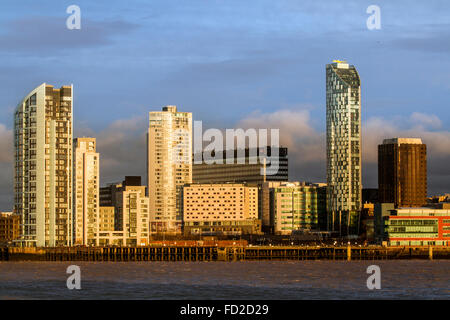 L'area Pierhead sulle rive del fiume Mersey è dominato da tre edifici ambizioso che rappresenta il grande Imperial Edwardian ottimismo dei primi anni del XX secolo. Il Royal Liver Building, la Cunard Building e il porto di Liverpool edificio - hanno definito uno del mondo più riconosciuto dall'alto. Questi maestosi edifici sono stati concepiti e costruiti come simboli visibili di Liverpool prestigio internazionale, emblemi orgoglioso delle sue prodezze commerciali. Foto Stock