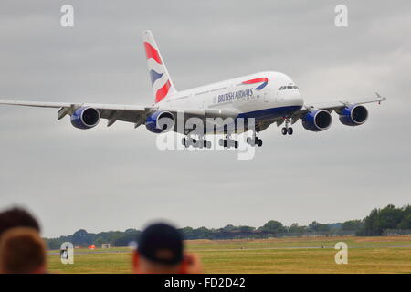 British Airways Airbus A380-800 G-XLEA in atterraggio a RAF Fairford durante la RIAT Air Show Foto Stock