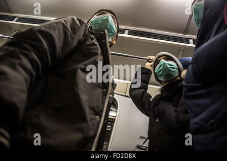 Mosca, Russia. 27 gennaio, 2016. Persone indossare la maschera per il viso nella paura di influenza nella metropolitana di Mosca, Russia, a gennaio 27, 2016. La Russia è rivolto verso l'inizio di una epidemia di influenza, con la maggior parte dei casi ha dimostrato di essere l'influenza suina, il paese del Research Institute di influenza ha avvertito di recente. Credito: Evegeny Sinitsyn/Xinhua/Alamy Live News Foto Stock