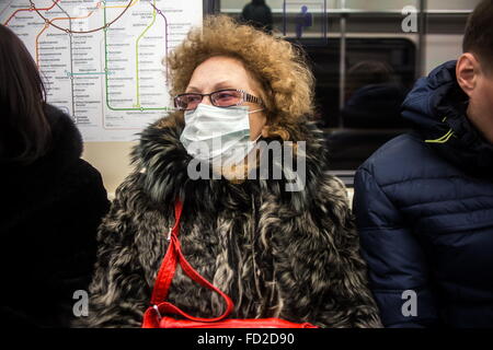 Mosca, Russia. 27 gennaio, 2016. Una donna che indossa la maschera per il viso nella paura di influenza nella metropolitana di Mosca, Russia, a gennaio 27, 2016. La Russia è rivolto verso l'inizio di una epidemia di influenza, con la maggior parte dei casi ha dimostrato di essere l'influenza suina, il paese del Research Institute di influenza ha avvertito di recente. Credito: Evegeny Sinitsyn/Xinhua/Alamy Live News Foto Stock