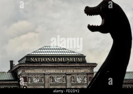 Le navi vichinghe in testa davanti al museo nazionale. Stoccolma. La Svezia. Europa Foto Stock
