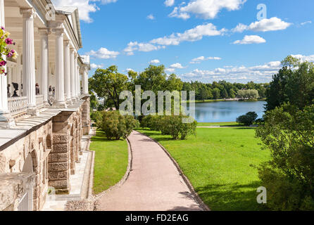 Vista sulla galleria di Cameron e grande lago di Catherine park in Pushkin (Tsarskoe Selo) Foto Stock