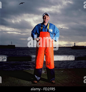 Pesca pelagica pescatori al lavoro in Fraserburgh Scozia Pietro Szymanski Foto Stock