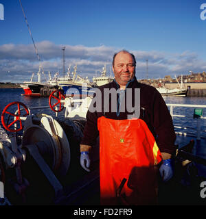 Pesca pelagica pescatori al lavoro in Fraserburgh Scozia William Bellamy Foto Stock