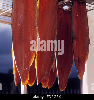 Marilyn Rattray e salmone fumatori Jack esperto Wilkinson con alcuni dei fumi di Alaskan e salmone scozzese al Spey Valley casa di fumo Scozia Scotland Foto Stock