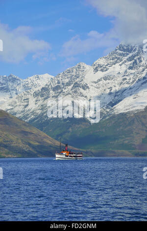 Il TSS Earnslaw a 1912 Edwardian vaporizzatore cruising le acque del Lago Wakatipu con montagne coperte di neve in background Queenstown, Nuova Zelanda Foto Stock