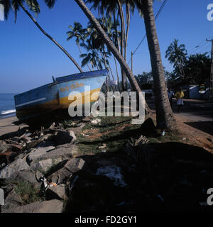 La barca si è incagliata dopo lo tsunami ha colpito Beruwala Sri lanka. Foto Stock