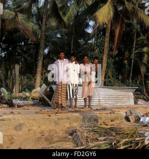 Famiglie supportato da giovane il pesce dopo lo Tsunami che ha colpito il Beruwala Sri lanka. Foto Stock