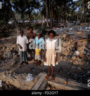 Famiglie supportato da giovane il pesce dopo lo Tsunami che ha colpito il Beruwala Sri lanka. Foto Stock