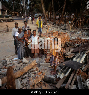 Famiglie supportato da giovane il pesce dopo lo Tsunami che ha colpito il Beruwala Sri lanka. Foto Stock