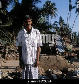 Famiglie supportato da giovane il pesce dopo lo Tsunami che ha colpito il Beruwala Sri lanka. Foto Stock