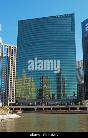 Chicago: canal crociera sul Fiume di Chicago con Nuveen edificio, sede dell'Nuveen Investments, azienda nel settore della gestione patrimoniale Foto Stock