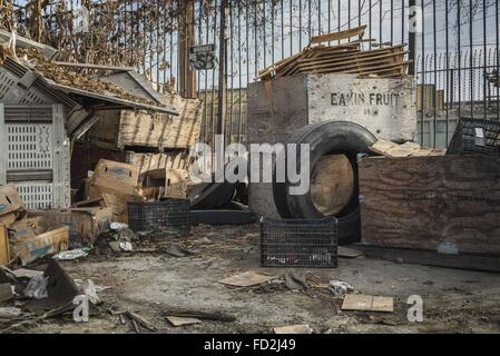 Los Angeles, California, USA. 31 ott 2014. Produrre in vari stati di degrado si siede con il riciclaggio e rifiuti lungo rotaie di Amtrak accanto al fiume di LA. © Fred Hoerr/ZUMA filo/Alamy Live News Foto Stock