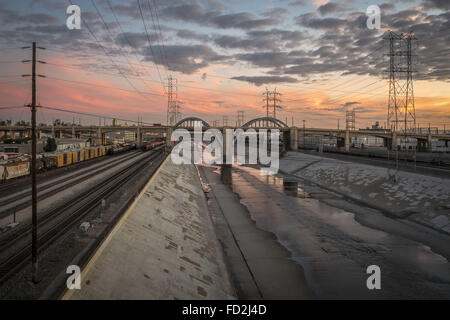 Los Angeles, California, USA. 30 Novembre, 2013. La sesta Street Bridge campate in acqua bassa del la fiume durante il crepuscolo. © Fred Hoerr/ZUMA filo/Alamy Live News Foto Stock