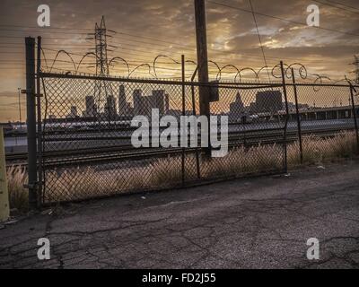 Los Angeles, California, USA. 11 Luglio, 2013. La città di Los Angeles è visibile attraverso un vecchi catena collegamento recinto a est del fiume di LA. © Fred Hoerr/ZUMA filo/Alamy Live News Foto Stock