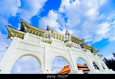 Archi presso piazza liberty in Taipei, Taiwan. Foto Stock