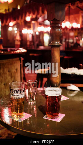 La pinta di Estrella lager e una pinta di real ale in un pub Foto Stock