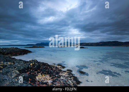 Drammatico tramonto a Ord sull'Isola di Skye in Scozia UK Foto Stock