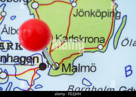 Close-up di una puntina rossa in una mappa di Malmö, Svezia. Foto Stock