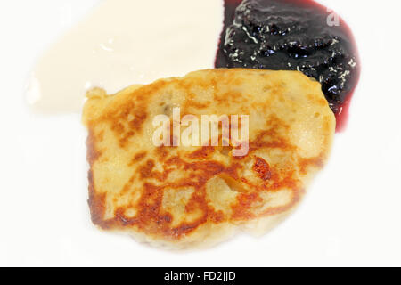 Delizioso formaggio fritto con marmellata di ribes nero fotografato closeup Foto Stock