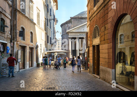 Roma, Italia - 22 agosto 2015: la gente camminare nel Pantheon street, la via al Pantheon Foto Stock