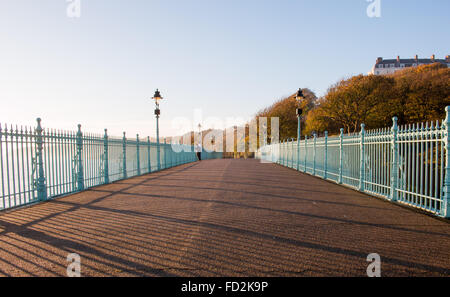 Il famoso centro termale (ponte aperto 1827) in Scarborough, North Yorkshire, Inghilterra. Giornate di sole e cielo blu. Foto Stock