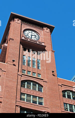 Chicago, Illinois, Stati Uniti d'America: canal crociera sul Fiume di Chicago, vista del Gogo edificio, precedentemente noto come River Center, casa di vari locatari commerciali Foto Stock