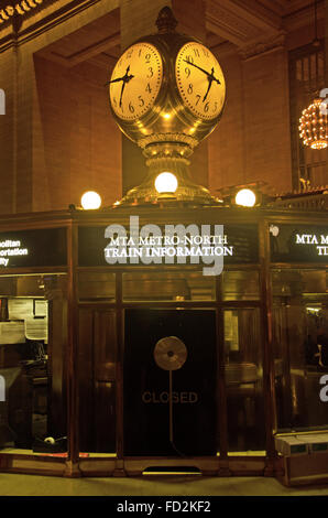 New York, Stati Uniti d'America: New York: orologio e banco informazioni al Grand Central Terminal ferroviario pendolare al terminale 42nd Street, iconico punto di riferimento di New York Foto Stock