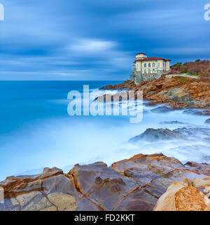 Boccale castello landmark sulla scogliera di roccia e mare d'inverno. Toscana, Italia, Europa Foto Stock