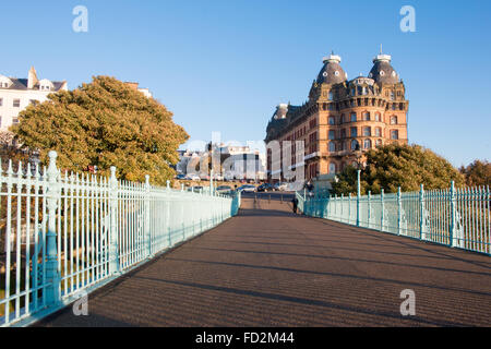 Il famoso centro termale (ponte aperto 1827) in Scarborough, North Yorkshire, Inghilterra. Giornate di sole e cielo blu. Foto Stock