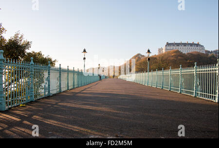 Il famoso centro termale (ponte aperto 1827) in Scarborough, North Yorkshire, Inghilterra. Giornate di sole e cielo blu. Foto Stock