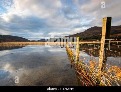 Riflessioni in Loch Cill Chriosd sull'Isola di Skye in Scozia UK Foto Stock