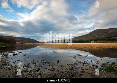 Riflessioni in Loch Cill Chriosd sull'Isola di Skye in Scozia UK Foto Stock